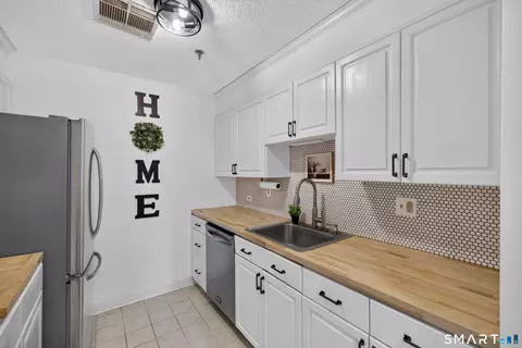 Kitchen - 45 Main St #206, Plainfield, CT 06374 photo 2 of 3
