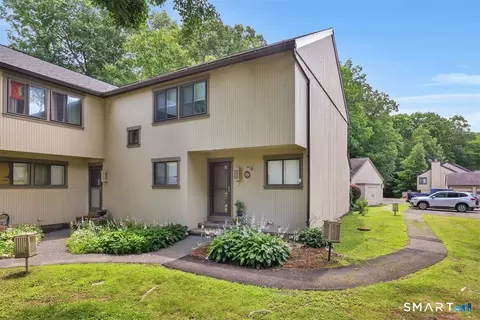 10 Summit Ct #10, Woodbury, CT 06798