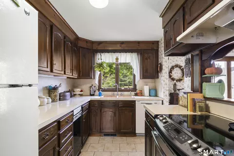 Kitchen - 1520 River Blvd Ext, Suffield, CT 06078 photo 3 of 4