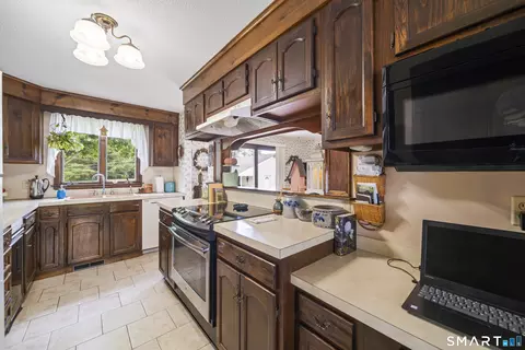 Kitchen - 1520 River Blvd Ext, Suffield, CT 06078 photo 2 of 4
