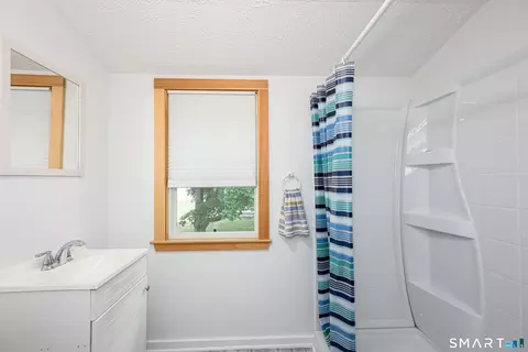 Bath - 93 Pool Rd, North Haven, CT 06473 photo 3 of 4