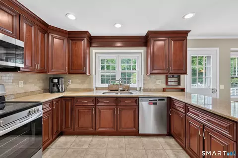 Kitchen - 46 Doris Dr, Monroe, CT 06468 photo 4 of 5
