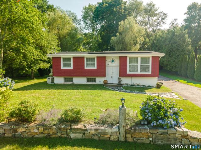 17 Meeting House Ln, Ledyard, CT 06339
