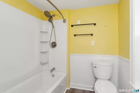 Bath - 320 Mapleton Ave, Suffield, CT 06078 photo 2 of 3
