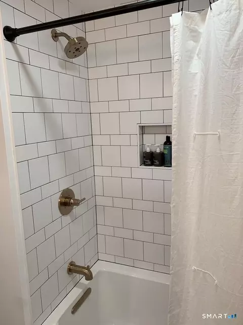 Bath - 111 Beverly Rd, Wethersfield, CT 06109 photo 2 of 4
