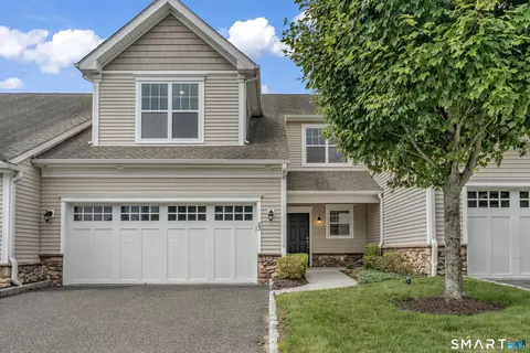 23 Woods Ln #23, Newtown, CT 06470