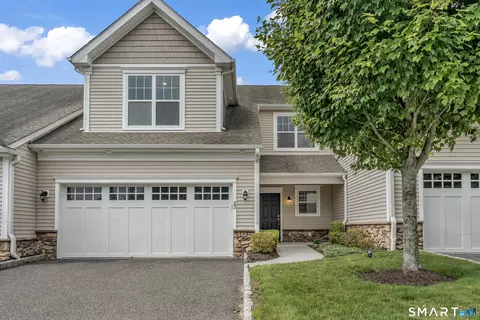 23 Woods Ln #23, Newtown, CT 06470