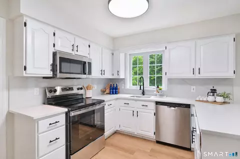 Kitchen - 2 Sutherland Dr, Sandy Hook, CT 06482 photo 3 of 5