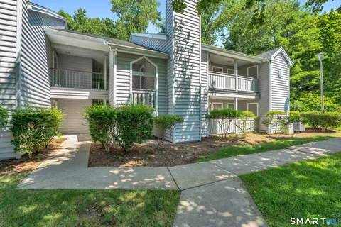 9 Chase Oaks Ct, Groton, CT 06340