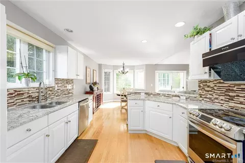 Kitchen - 83 Fox Holw #83, Avon, CT 06001 photo 1 of 5