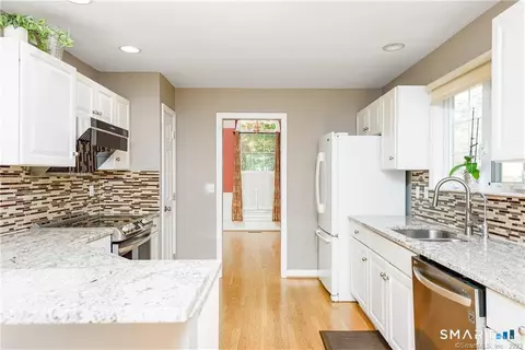 Kitchen - 83 Fox Holw #83, Avon, CT 06001 photo 2 of 5