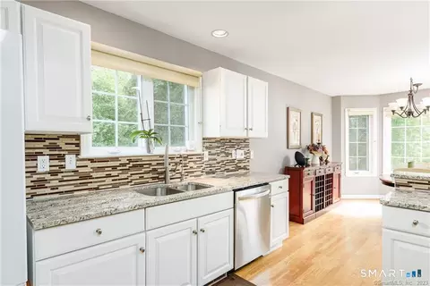 Kitchen - 83 Fox Holw #83, Avon, CT 06001 photo 3 of 5
