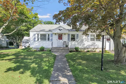 172 Crestview Dr, Bridgeport, CT 06606