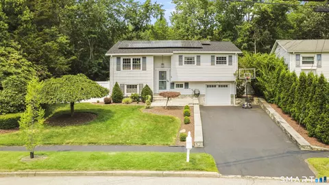 8 Country Club Rd, Norwalk, CT 06851
