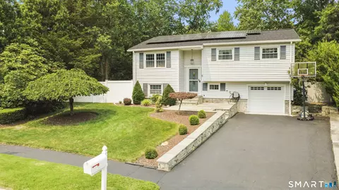 8 Country Club Rd, Norwalk, CT 06851