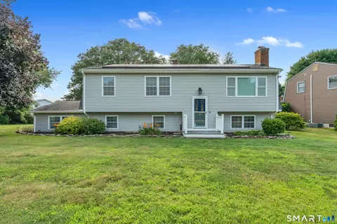 18 High Ridge Dr, Waterford, CT 06385
