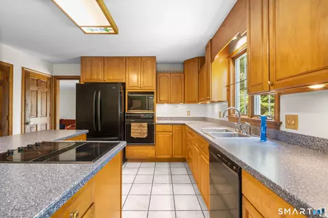 Kitchen - 43 Robinhood Dr, Gales Ferry, CT 06335 photo 5 of 6