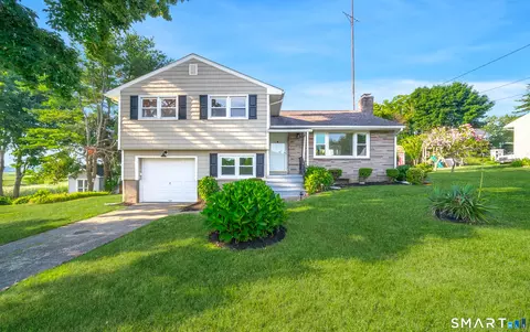 66 Bridgeview Pl, Stratford, CT 06614