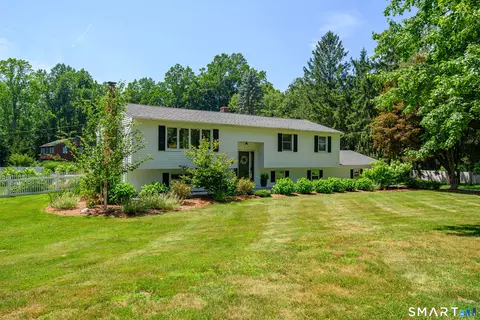 1 Brookwood Dr, Newtown, CT 06470