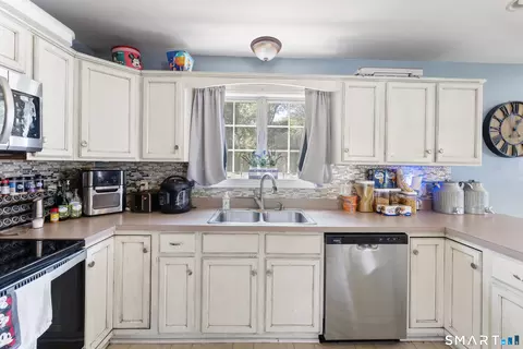 Kitchen - 67 Katherine Ave, Killingly, CT 06239 photo 3 of 4