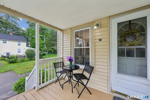 10 Middle Ln, Simsbury, CT 06070