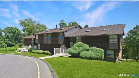 121 Country Squire Dr #B, Cromwell, CT 06416
