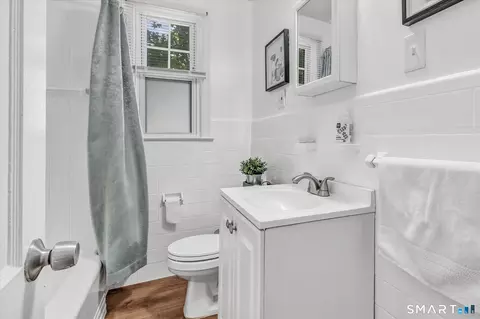 Bath - 40 Highview Ave, West Haven, CT 06516 photo 1 of 4