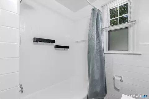 Bath - 40 Highview Ave, West Haven, CT 06516 photo 2 of 4