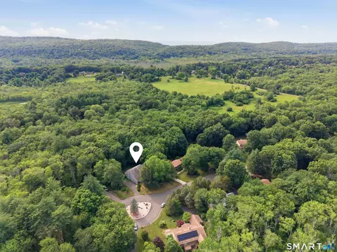 23 Walts Hl, Bloomfield, CT 06002
