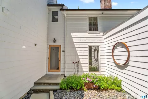 Exterior - 24 Mark Twain Ln, Redding, CT 06896 photo 6 of 10