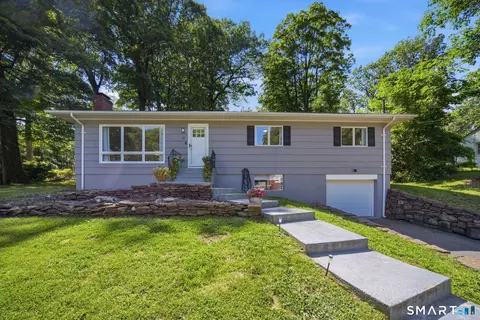 32 Fairview Dr, Farmington, CT 06032