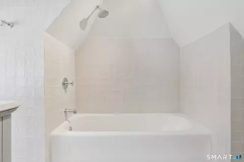Bath - 1085 Ridge Rd, Hamden, CT 06517 photo 5 of 5