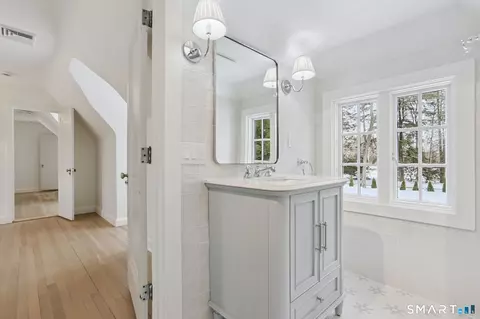 Entry Way - 1085 Ridge Rd, Hamden, CT 06517 photo 4 of 5