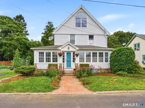 13 Snowden St, Waterford, CT 06385
