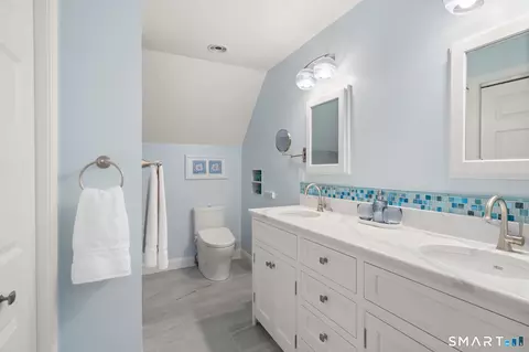 Bath - 165 Randall Dr, Suffield, CT 06078 photo 2 of 4