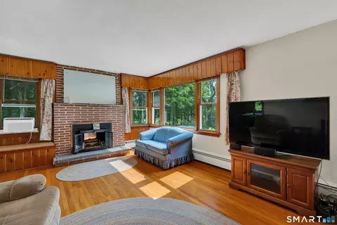 Living - 39 Pendleton Rd, Preston, CT 06365 photo 2 of 4