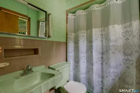 Bath - 39 Pendleton Rd, Preston, CT 06365 photo 1 of 2