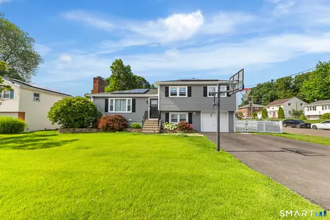 35 Wedgewood Dr, Waterbury, CT 06705