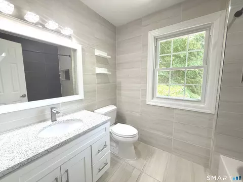 Bath - 5 Griffith Rd, Riverside, CT 06878 photo 1 of 3