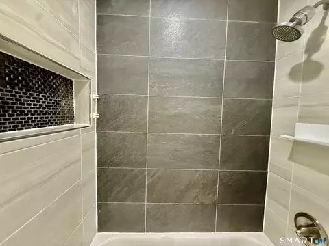 Bath - 5 Griffith Rd, Riverside, CT 06878 photo 2 of 3