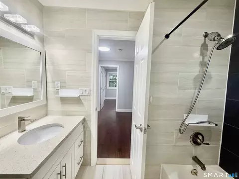Bath - 5 Griffith Rd, Riverside, CT 06878 photo 3 of 3