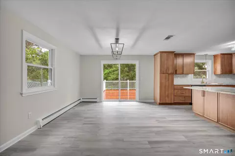 Living - 22 Settler Cir, Windsor, CT 06095 photo 4 of 10