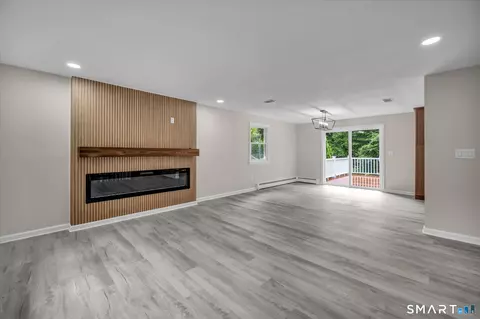 Living - 22 Settler Cir, Windsor, CT 06095 photo 5 of 10