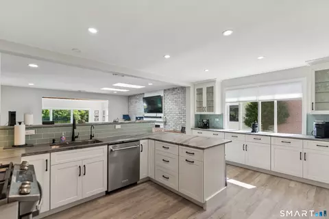 Kitchen - 52 Housatonic Dr, Sandy Hook, CT 06482 photo 5 of 6
