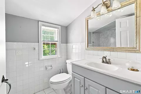 Bath - 866 Ridge Rd, Wethersfield, CT 06109 photo 2 of 3