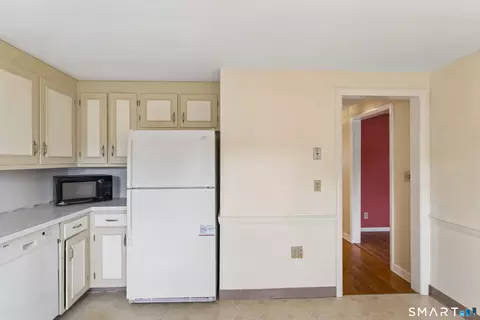 Entry Way - 70 Bielefield Rd, Middletown, CT 06457 photo 3 of 5