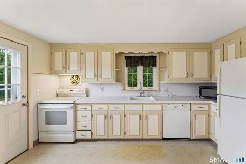 Kitchen - 70 Bielefield Rd, Middletown, CT 06457 photo 2 of 3