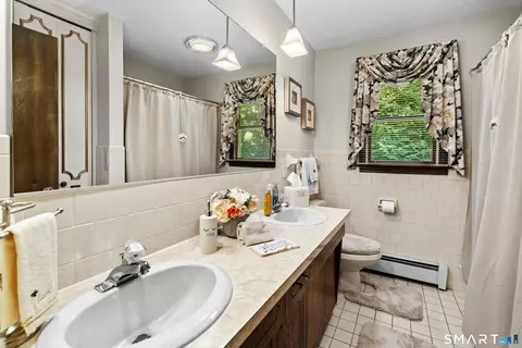 Bath - 11 Middleway E, Waterbury, CT 06708 photo 2 of 3