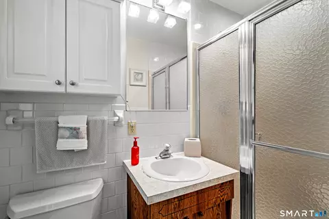 Bath - 11 Middleway E, Waterbury, CT 06708 photo 1 of 3