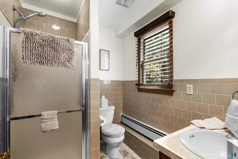 Bath - 11 Middleway E, Waterbury, CT 06708 photo 3 of 3